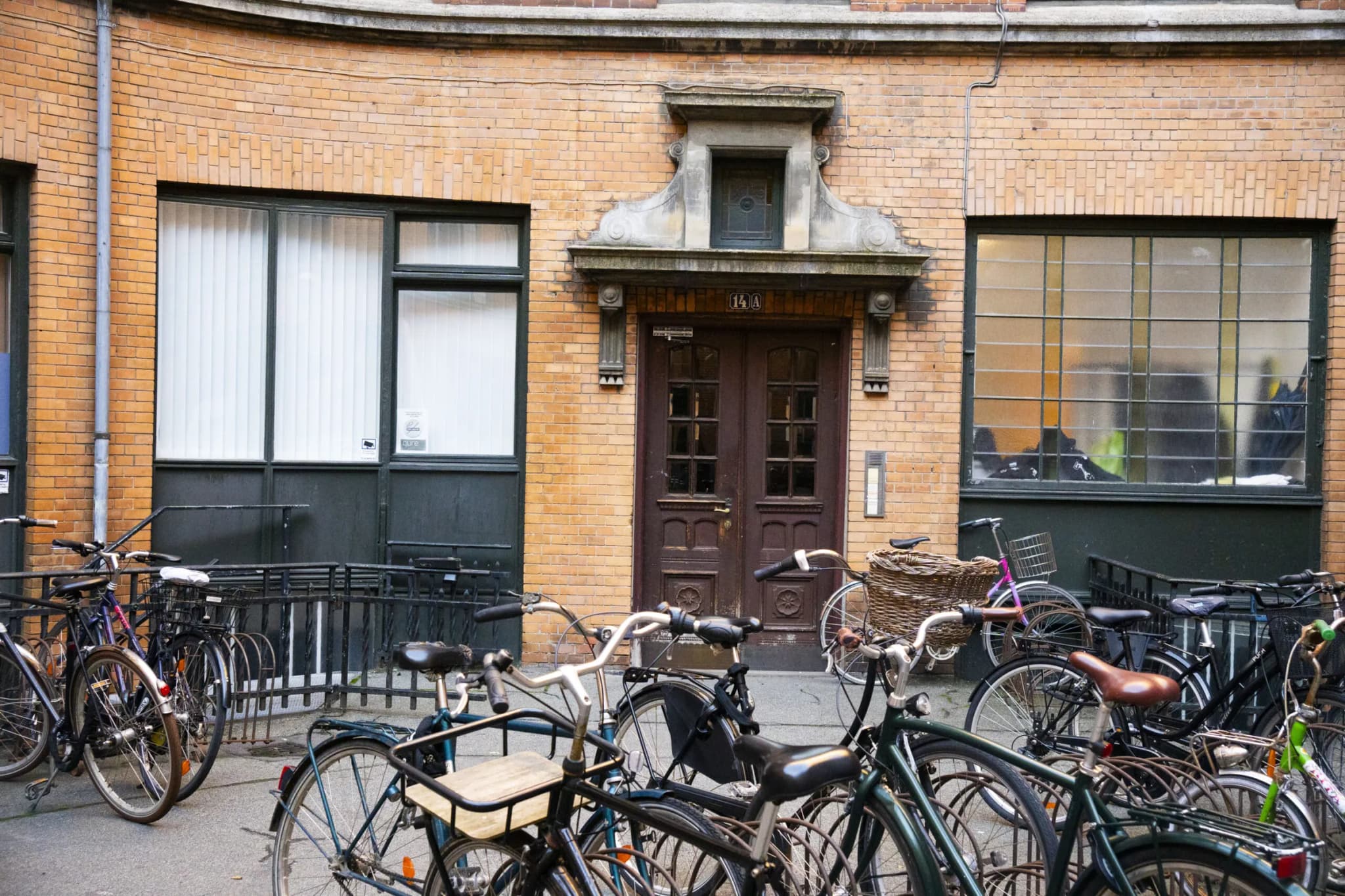 Indgang til en etageejendom med cykler foran