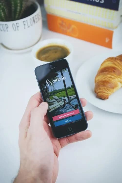 Er det sikkert at udleje min lejlighed på Airbnb? (Guide til 2026)