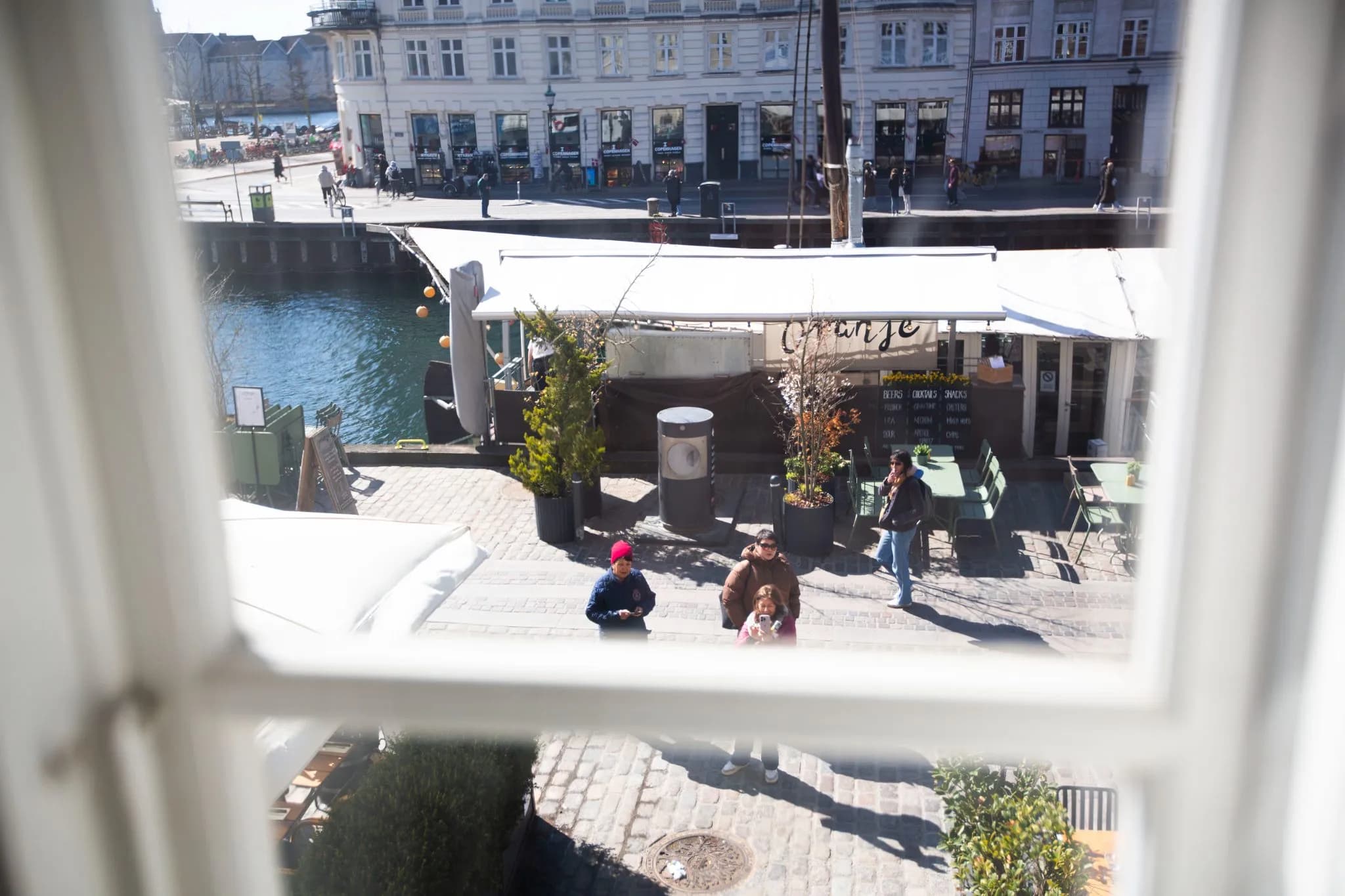 Udsigt over Nyhavn gennem et åbent vindue