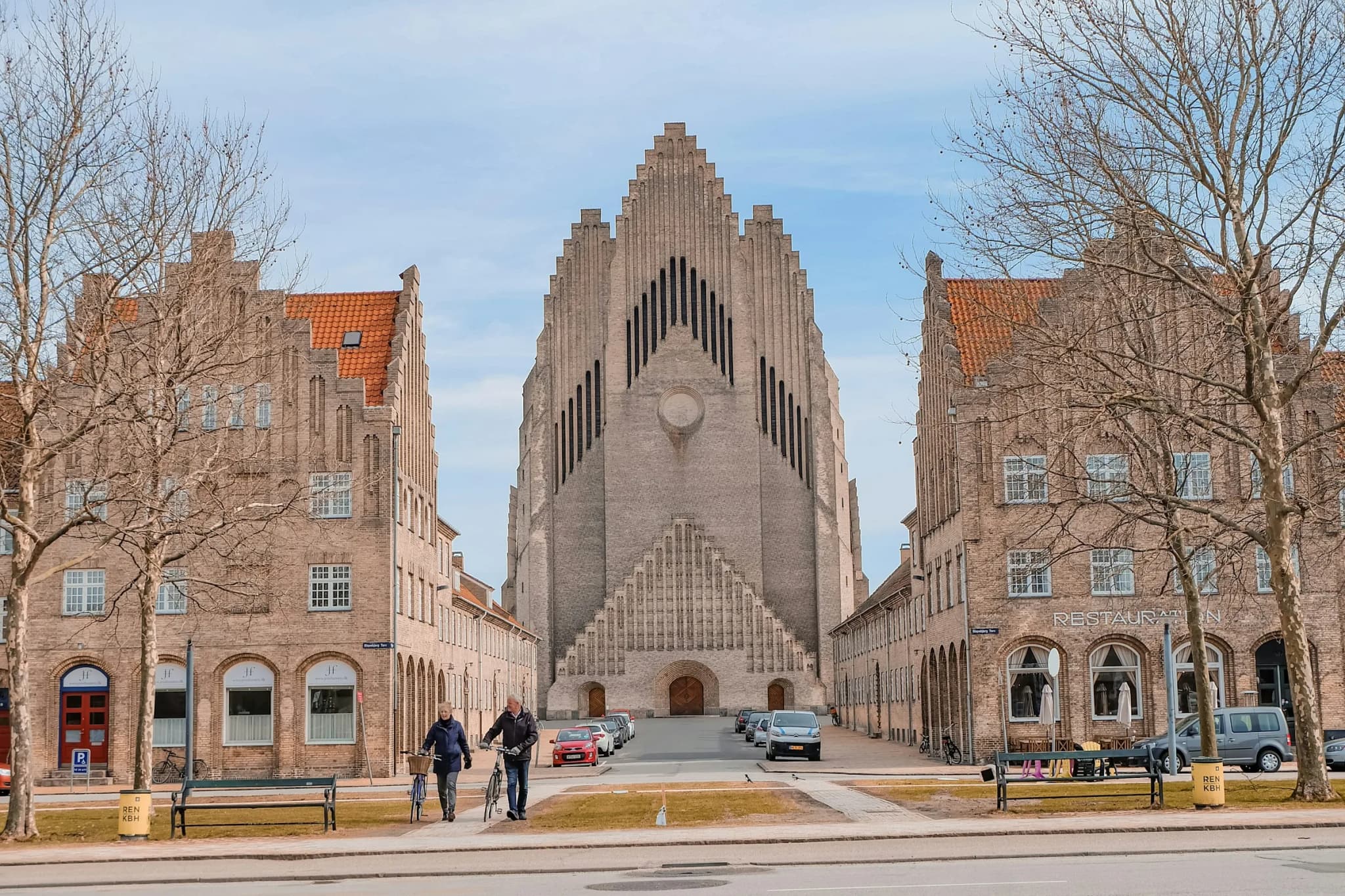 Grundtvigskirken set fra Bispebjerg Torv i Nordvest, København