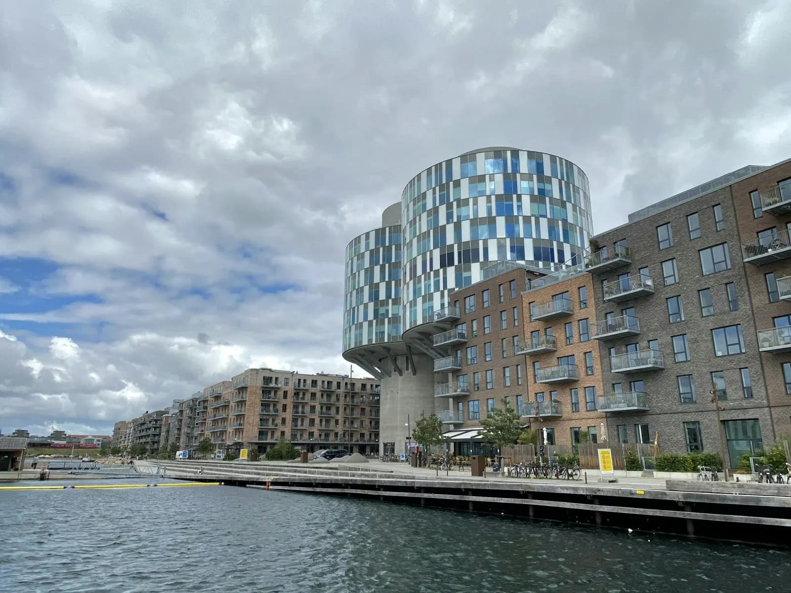 Silo-tårnet i Nordhavn set fra vandsiden med nybyggede boligejendomme langs kajen