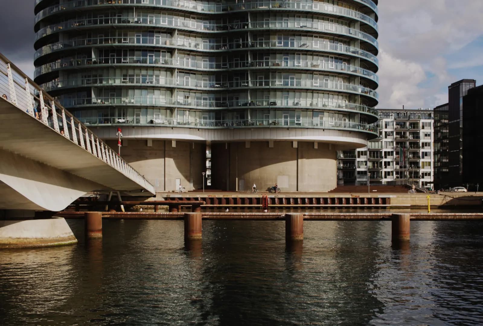 Den hvide, bugtede gang- og cykelbro Slangebroen over havnen ved Islands Brygge